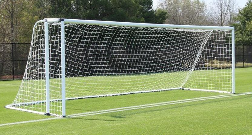 Installation von robusten Fußballtoren